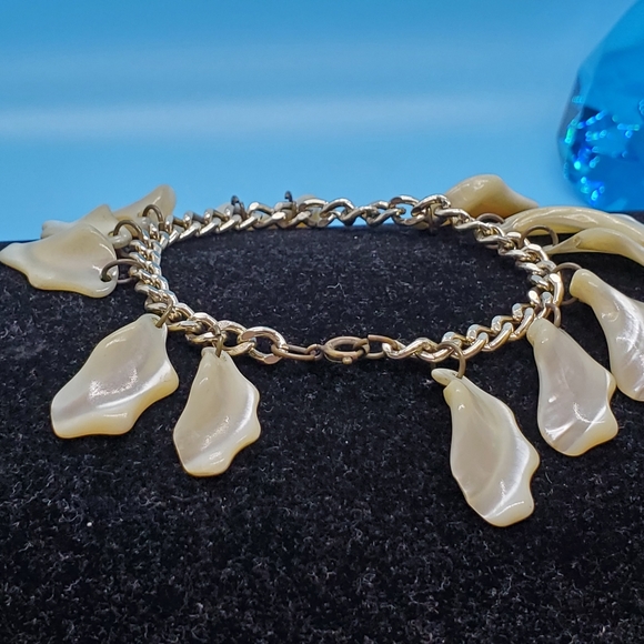 VINTAGE silvertone faux Mother Of Pearl 'seashell' charm bracelet 50s Cha-cha - Picture 4 of 5